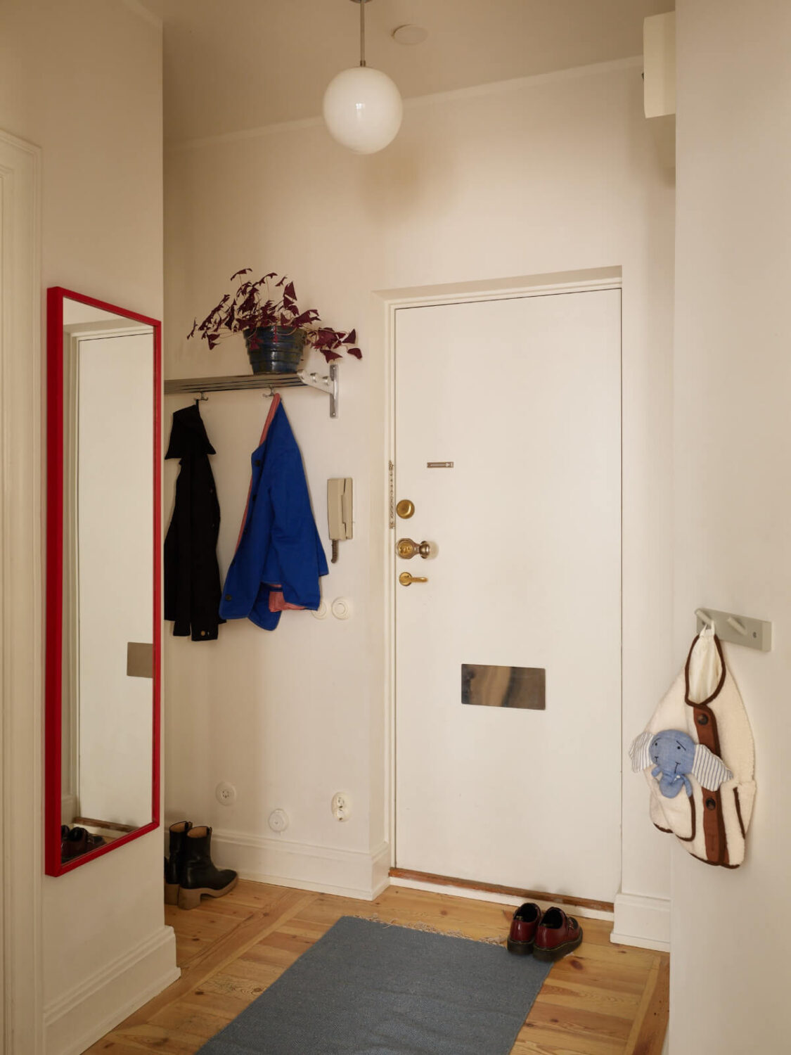 Revisiting a Bright Scandi Apartment with a Gray Kitchen 26 hall with red mirror Revisiting a Bright Scandi Apartment with a Gray Kitchen