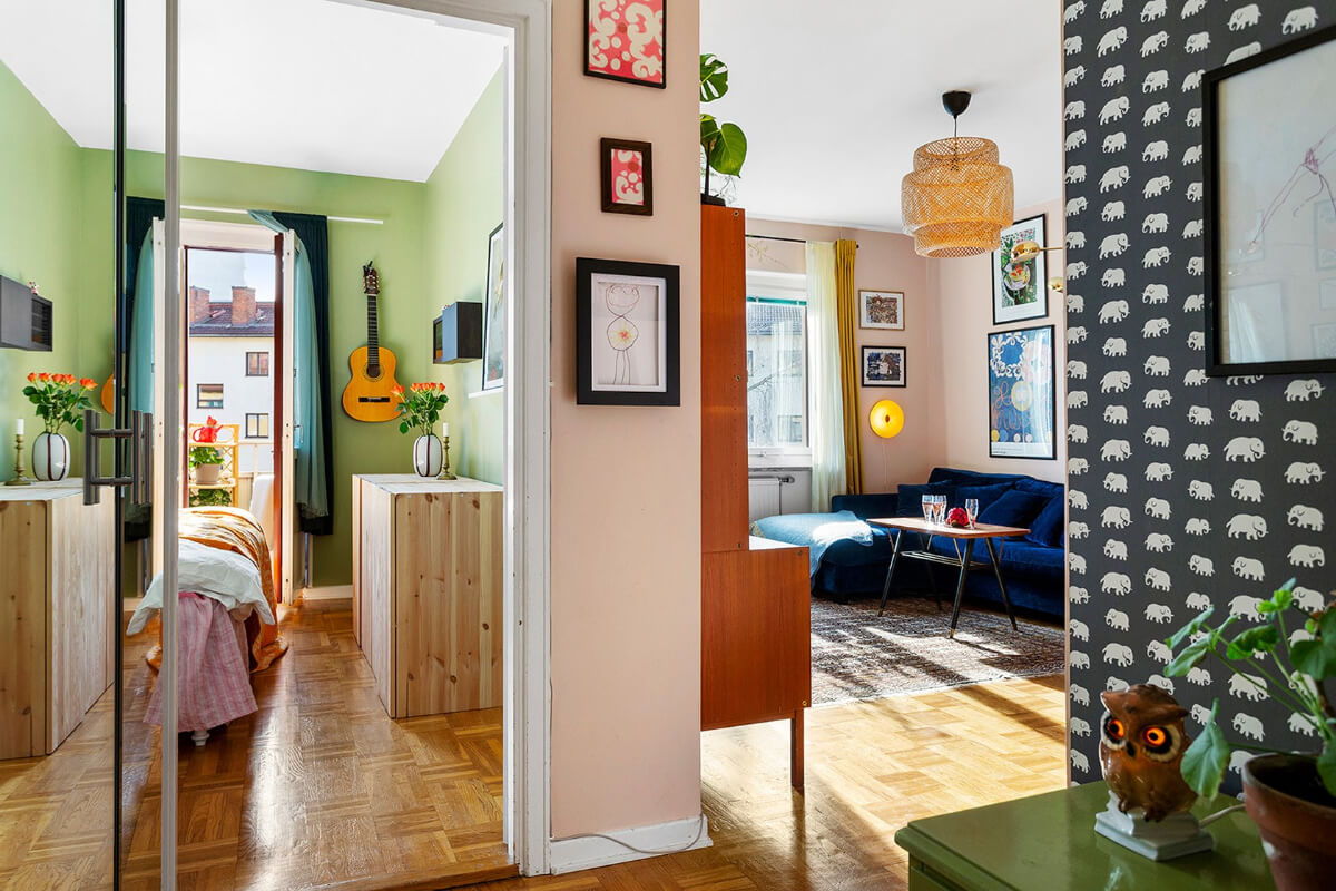 A Colorful 1940s Apartment in Stockholm 10 hall with wallpaper
