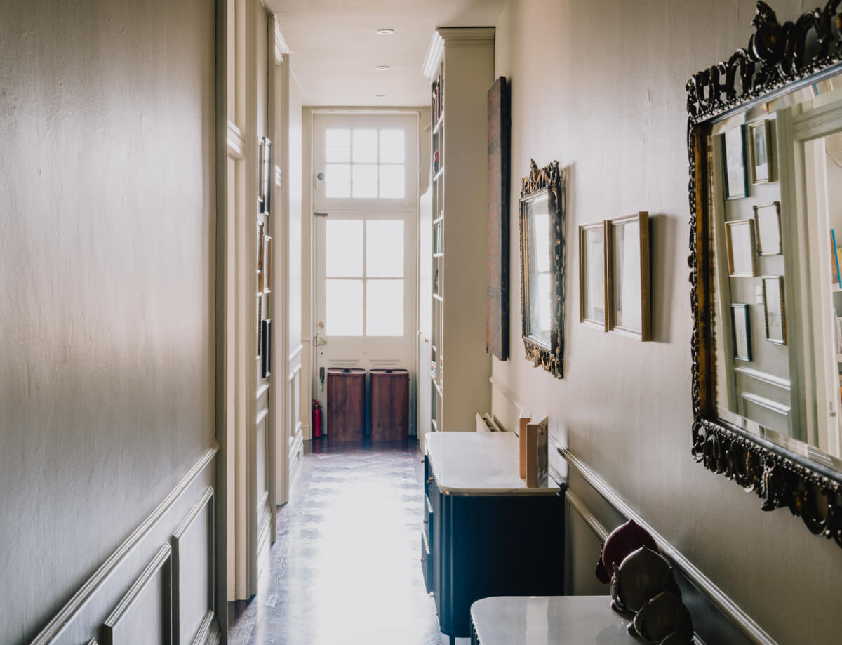 A Stunning Edwardian Apartment with High Ceilings and Period Details 12 hallway