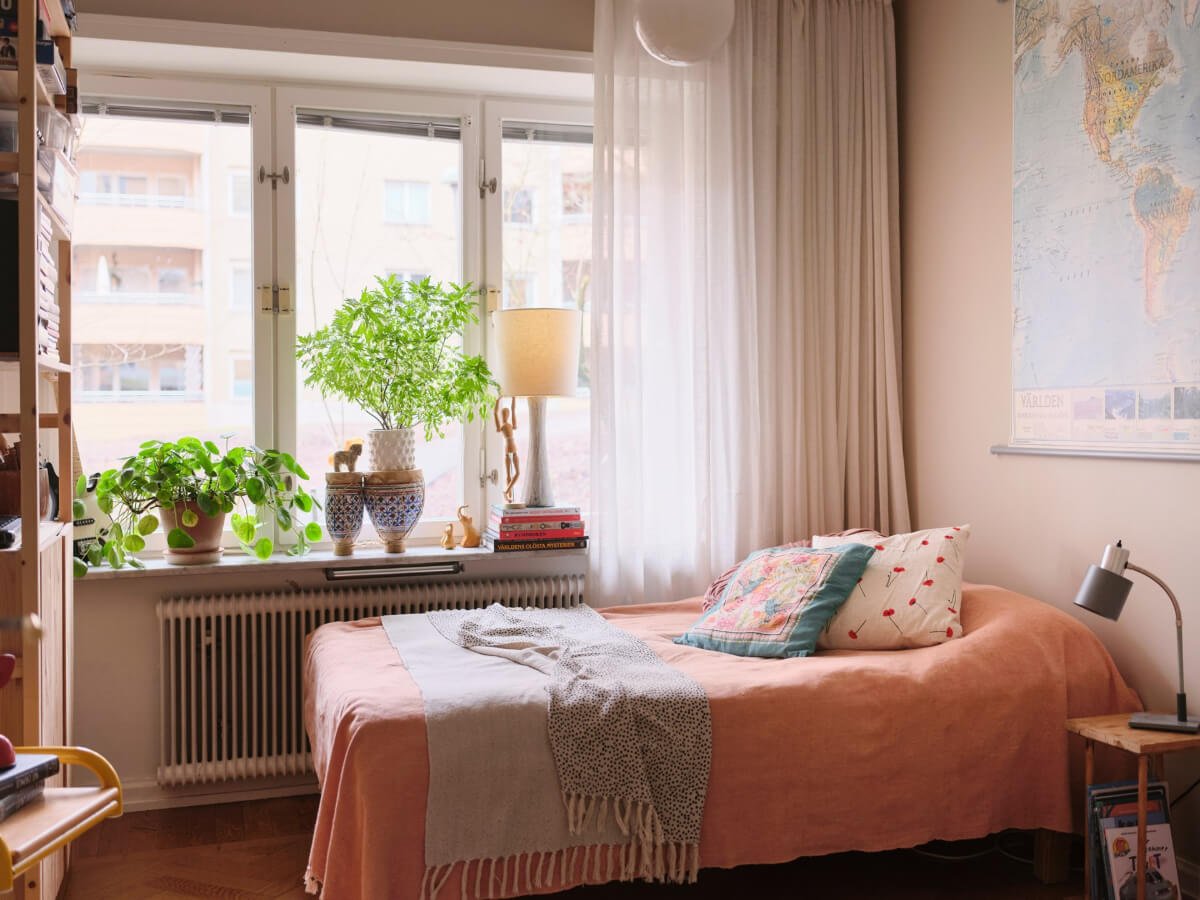 A Corner Apartment with Period Features and Bright Color Pops 18 kids bedroom
