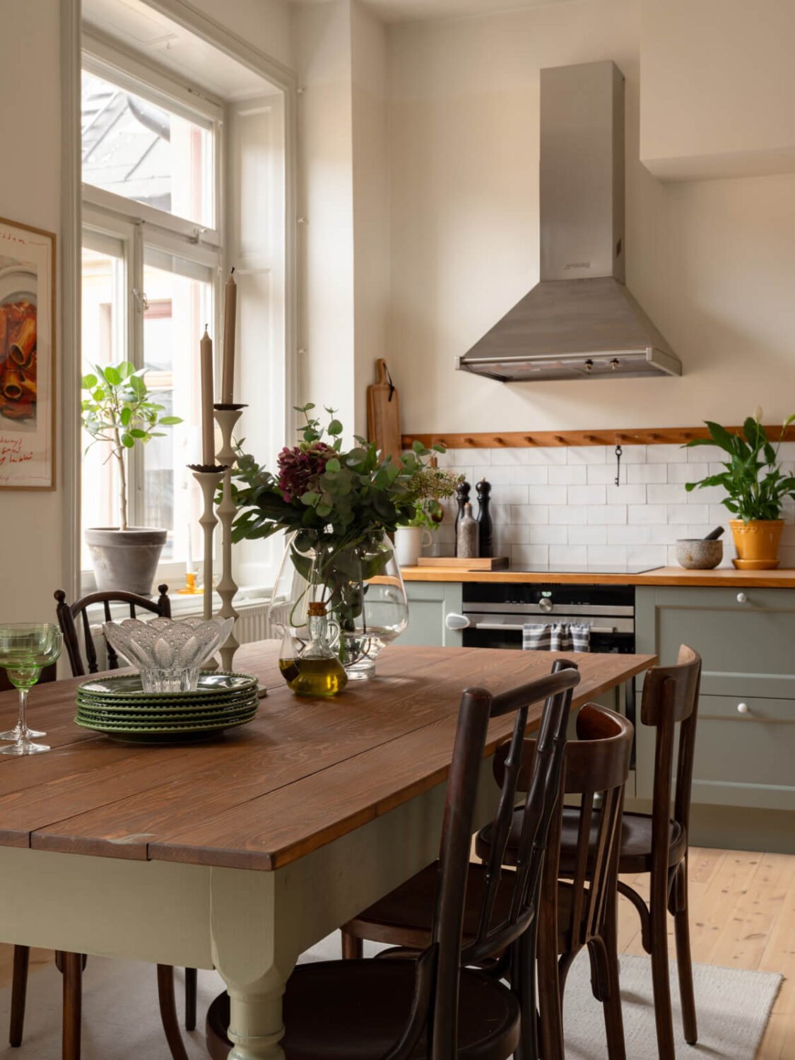 Soft Color Tones in a Renovated Turn-of-the-Century Apartment 9 kitchen table