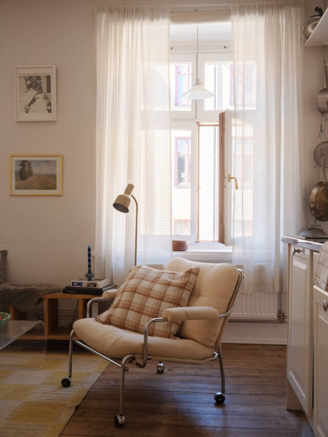 Photo inspiration: A Small Apartment With Rustic Floorboards And Beige Walls Photo Inspiration