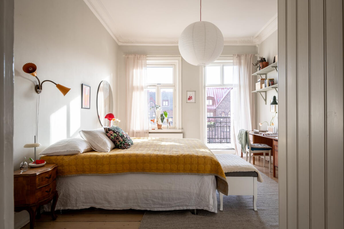 A Light and Spacious Apartment with a Cozy Social Kitchen 10 light and spacious bedroom with desk