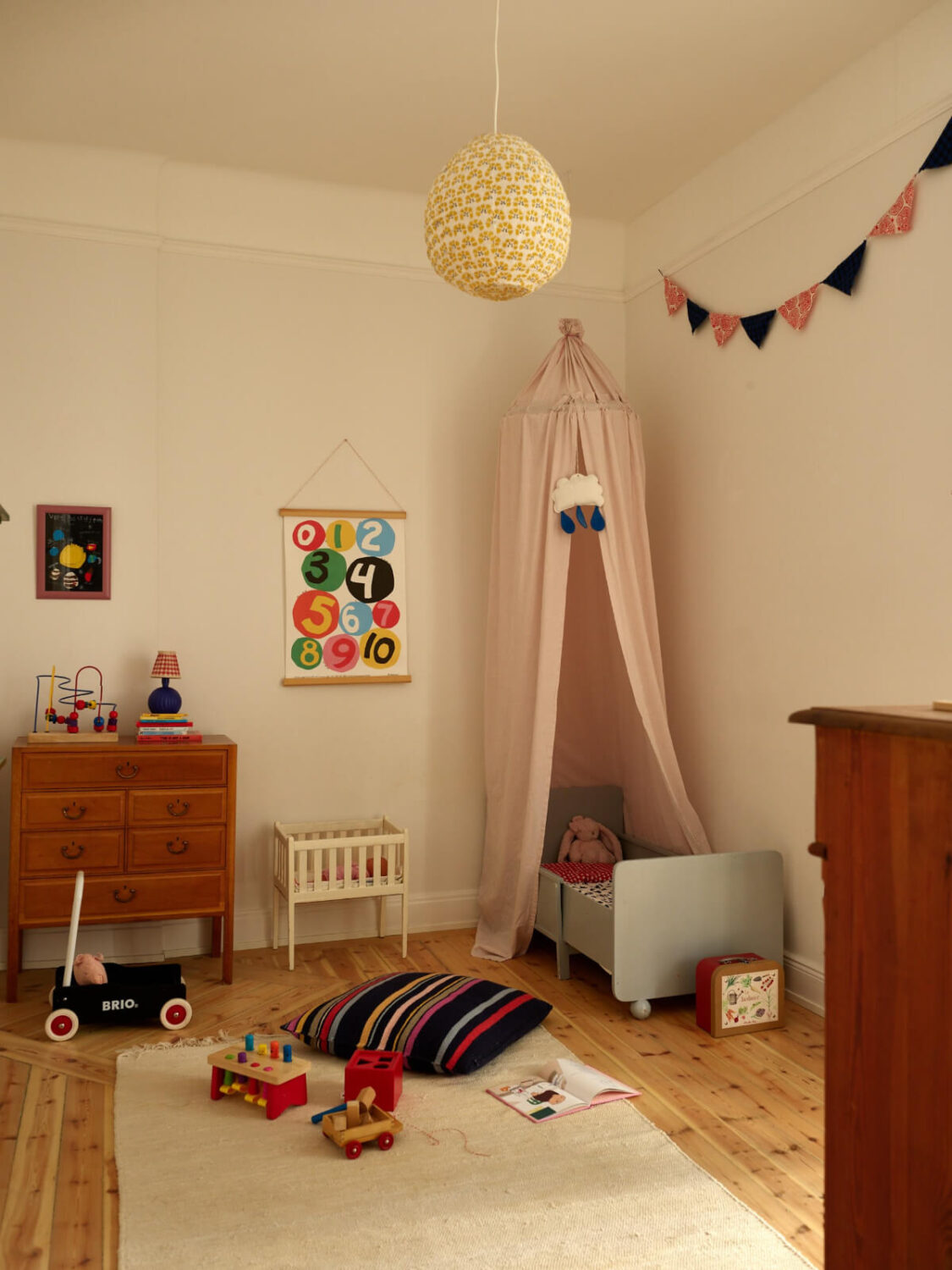Revisiting a Bright Scandi Apartment with a Gray Kitchen 22 light kids bedroom