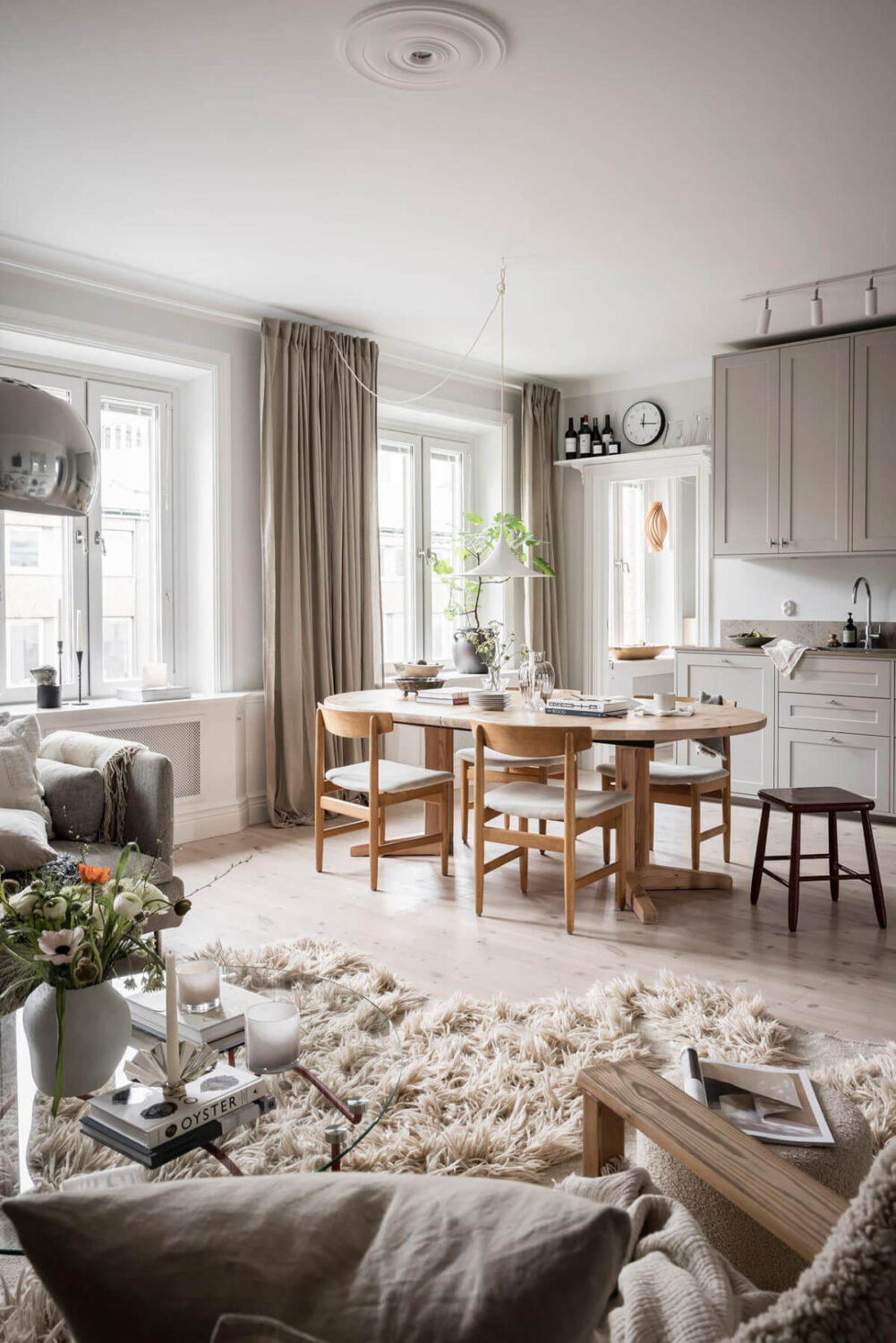 A Light Color Palette in a Stylish Renovated Late 19th Century Apartment 4 light open plan scandi living space