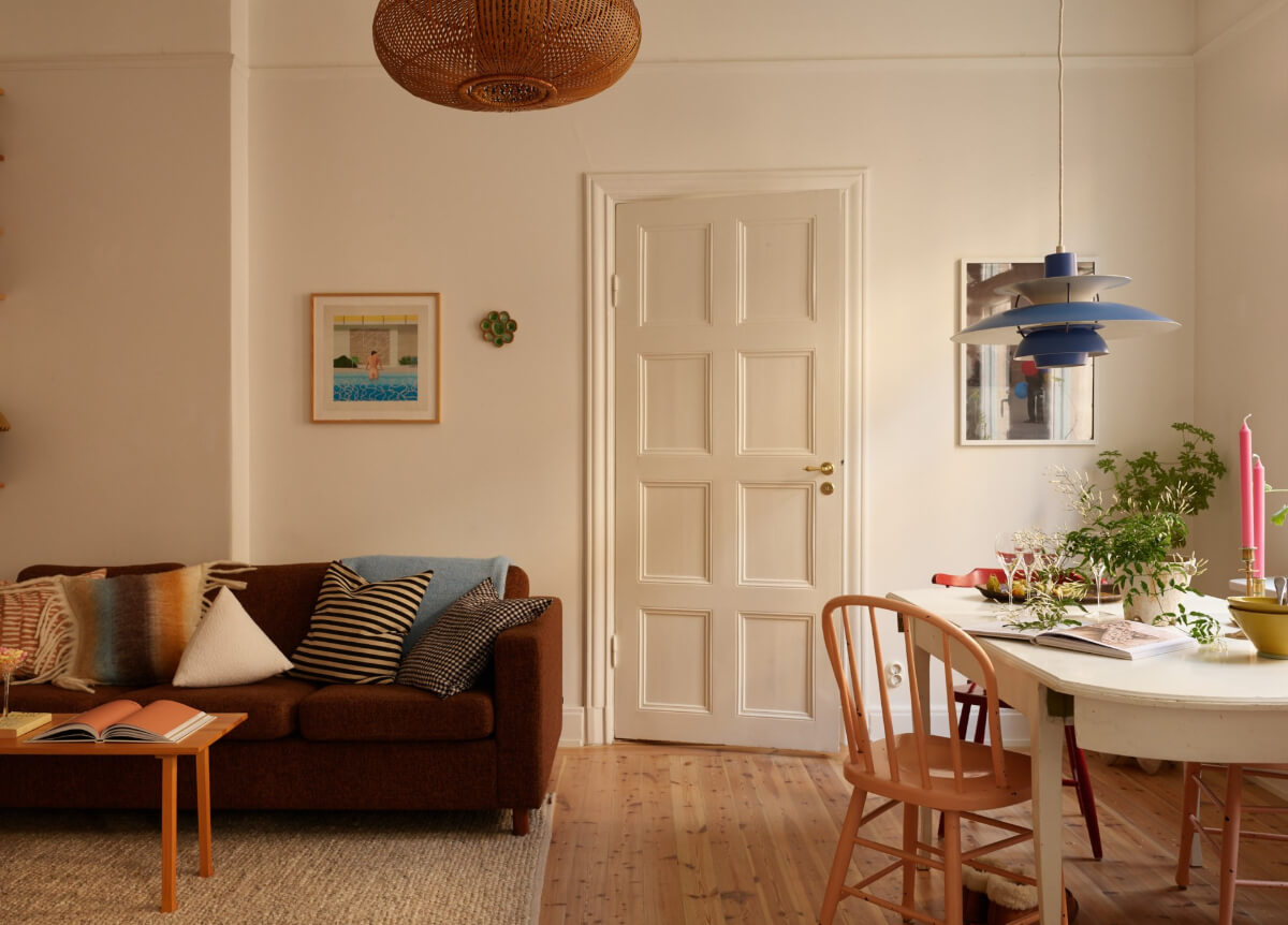 Revisiting a Bright Scandi Apartment with a Gray Kitchen 4 light scandi living room