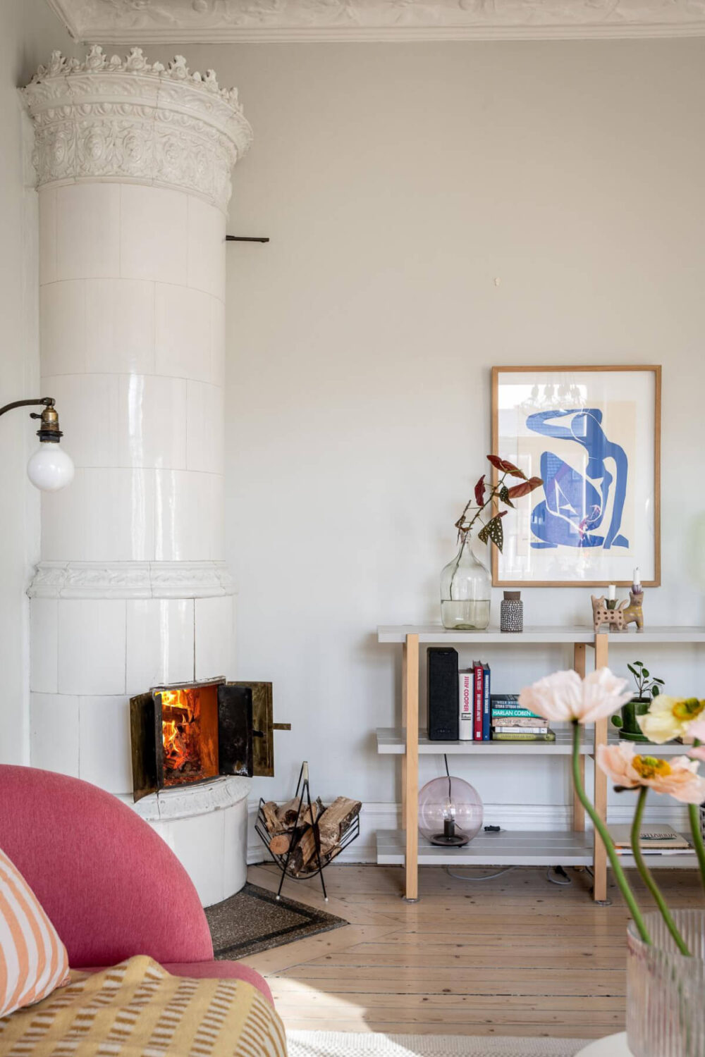 A Light and Spacious Apartment with a Cozy Social Kitchen 3 living room detail