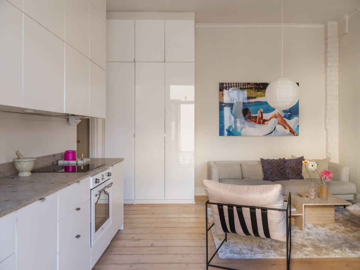 A Small Apartment with Contemporary Furniture in a 19th-Century Building 12 small living room floor-to-ceiling wardrobes