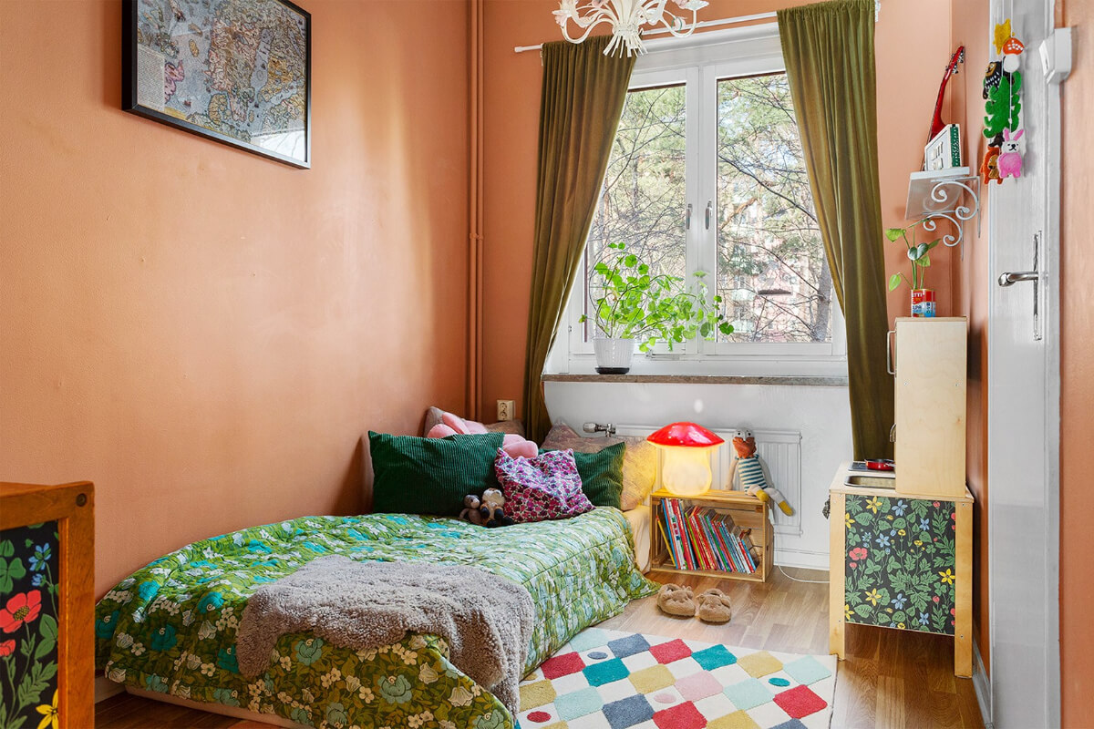 A Colorful 1940s Apartment in Stockholm 13 terracotta bedroom