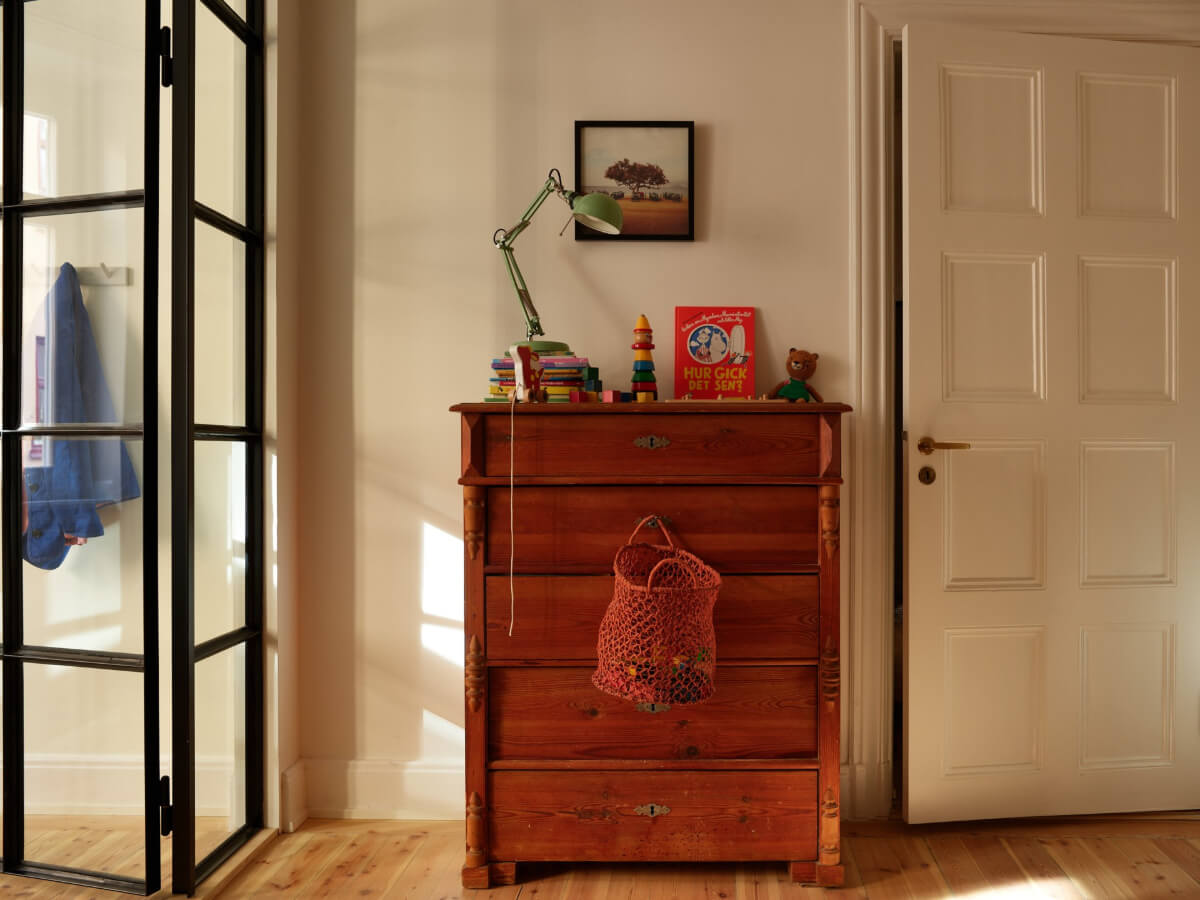 Revisiting a Bright Scandi Apartment with a Gray Kitchen 21 vintage dresser
