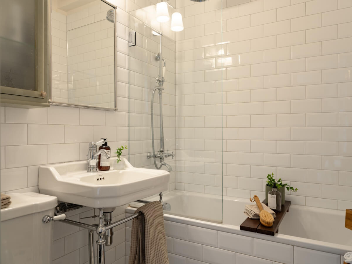 Soft Color Tones in a Renovated Turn-of-the-Century Apartment 30 white bathroom