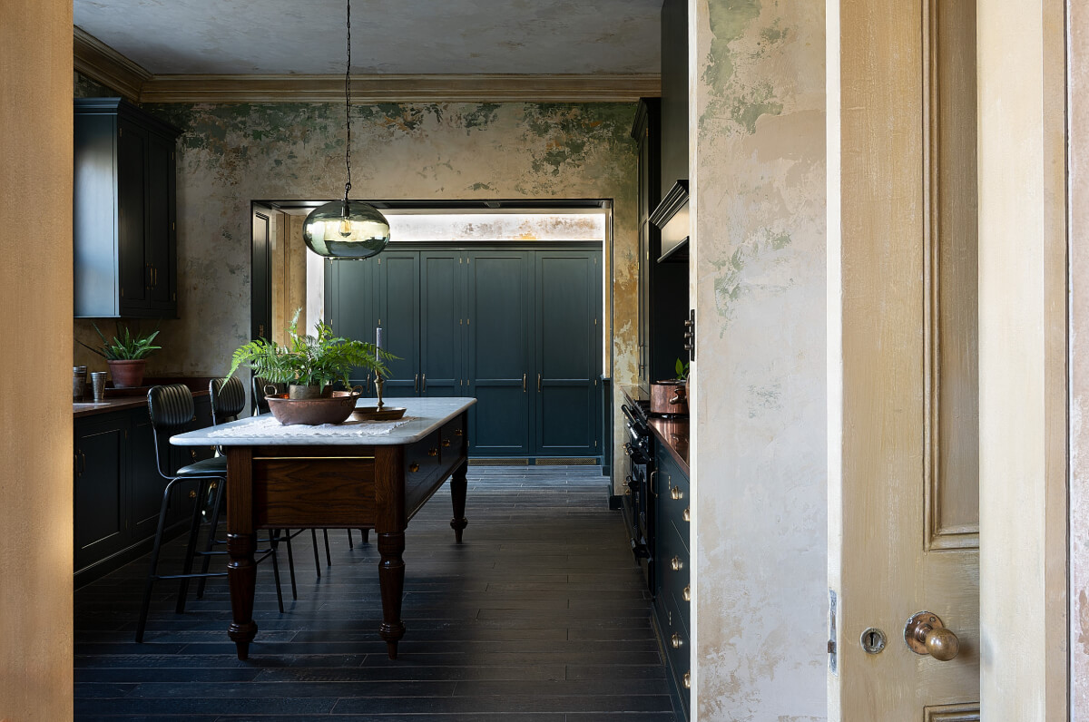 12.TheClassicEnglishKitchen deVOL LOW RES A Green Classic English deVOL Kitchen in a Restored Georgian House