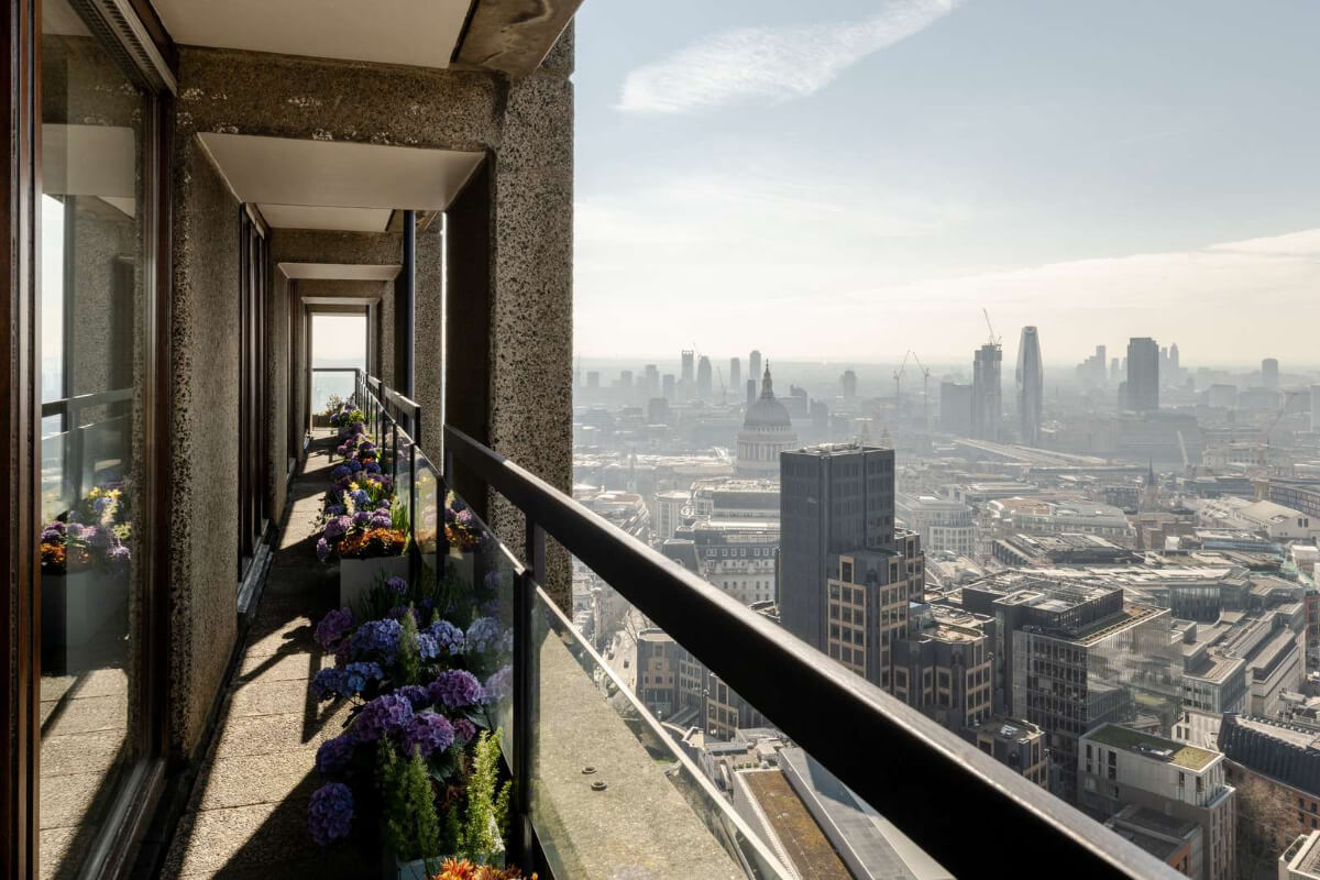 a0O0X00000QXTjpUAH N42 webres Oak and Marble in a Spectacular Brutalist Apartment in London