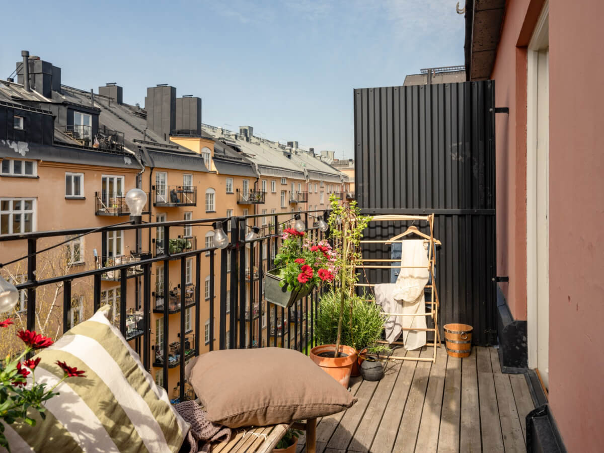 A Blue and Pink Studio Apartment with a Large Balcony 10 balcony