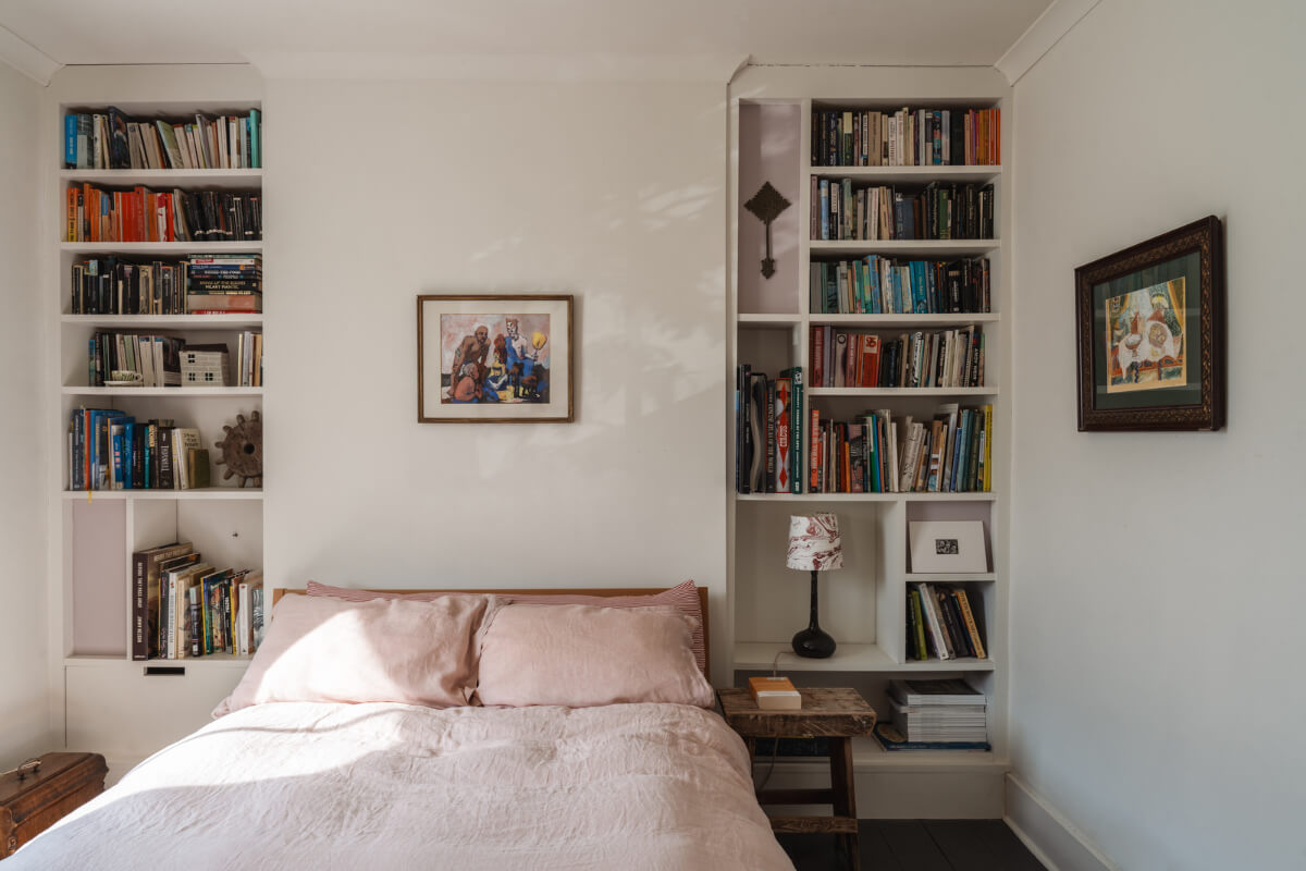 bedroom built-in bookshelves
