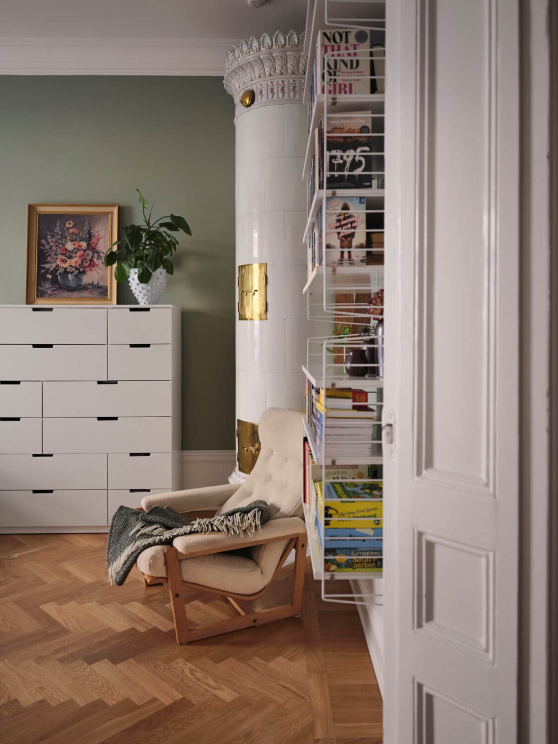 Classic Elements and Light Rooms in a Lovely Family Apartment 30 bedroom fireplace bookshelves