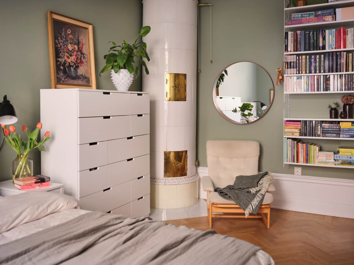 Classic Elements and Light Rooms in a Lovely Family Apartment 28 bedroom fireplace sitting corner