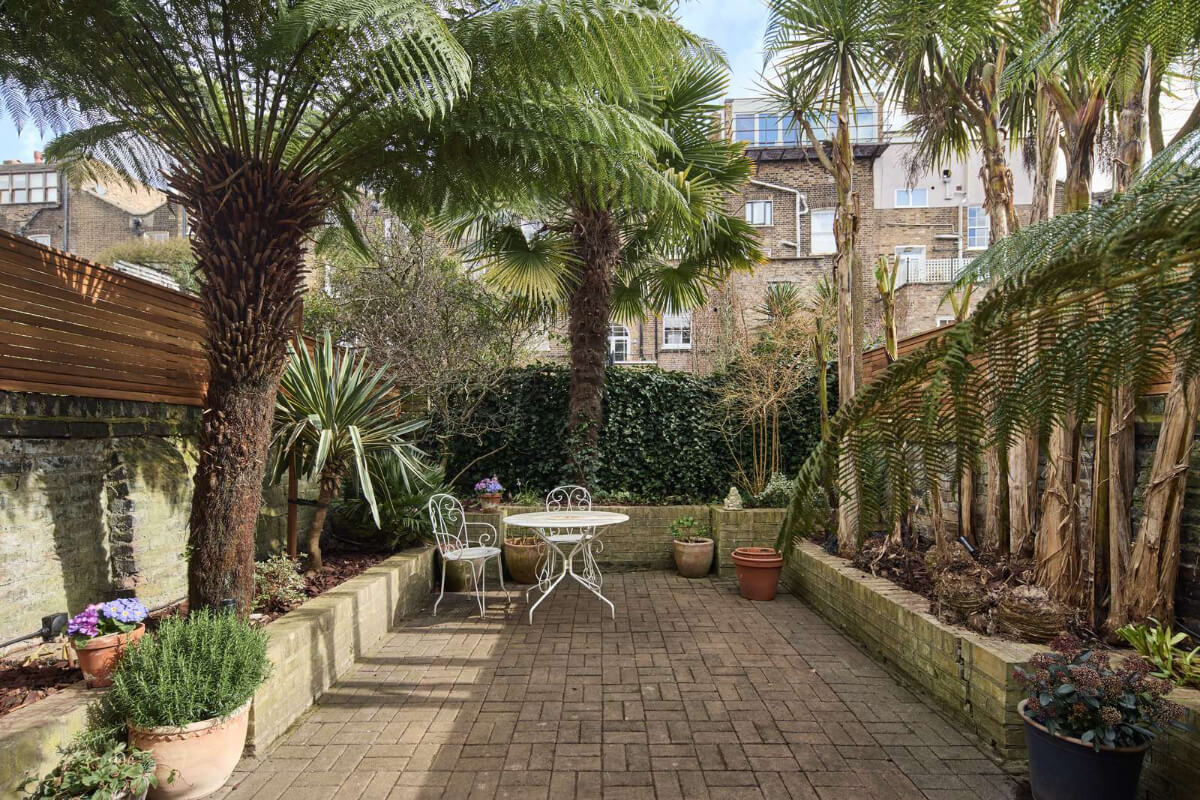 Light and Dark in a Spacious Victorian Townhouse in London 17 city garden