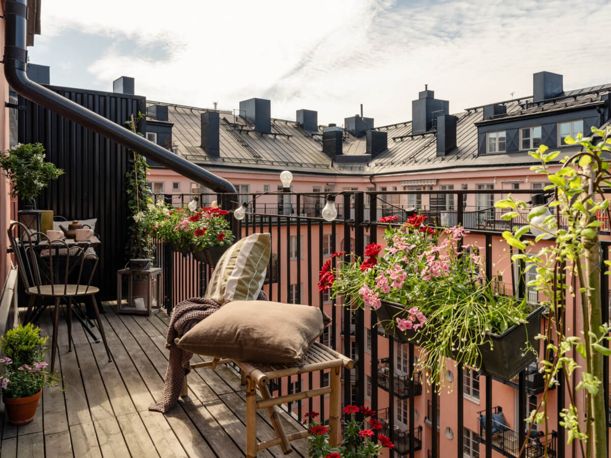 A Blue and Pink Studio Apartment with a Large Balcony 8 courtyard balcony