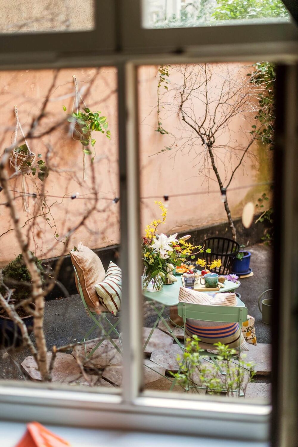 A Bright Family Apartment in Södermalm 21 courtyard seating