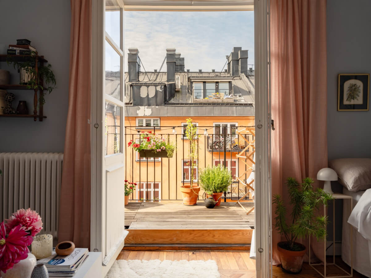 A Blue and Pink Studio Apartment with a Large Balcony 7 glass balcony doors