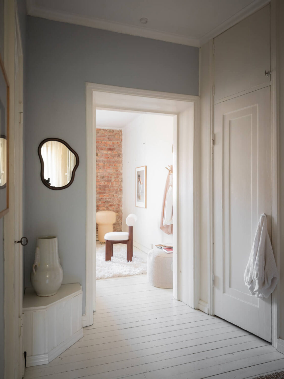 A Light-Colored Studio Apartment with a Cozy Kitchen 16 hall corner bench