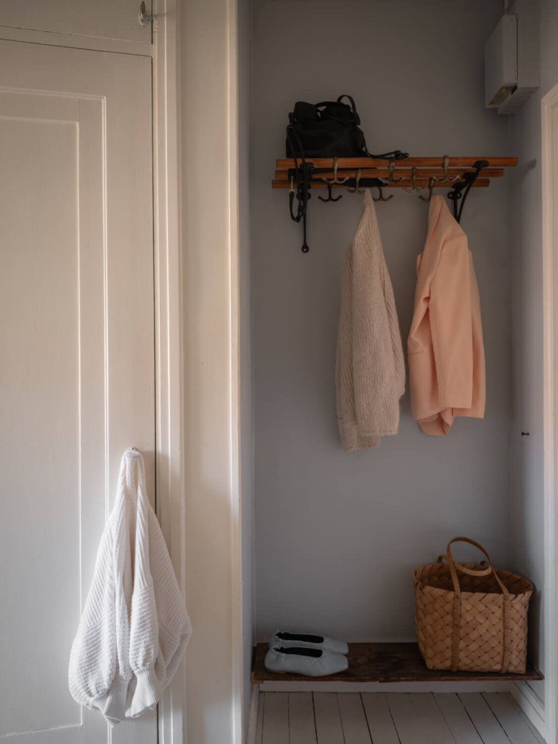 A Light-Colored Studio Apartment with a Cozy Kitchen 17 hall niche coat and shoe storage