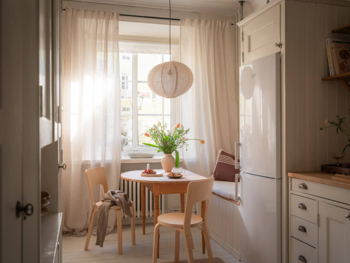 A Light-Colored Studio Apartment with a Cozy Kitchen 11 kitchen breakfast nook studio apartment