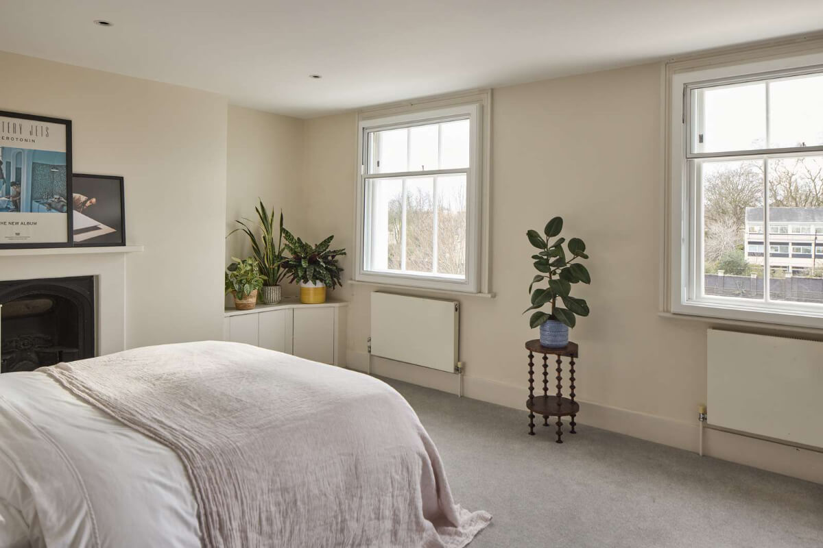 Light and Dark in a Spacious Victorian Townhouse in London 28 light colored bedroo
