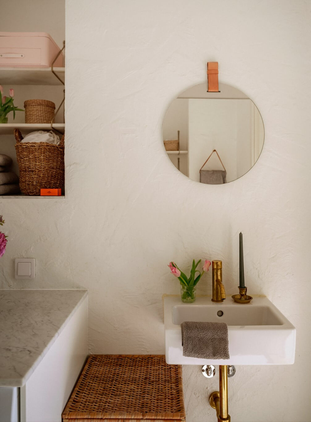 small bathroom sink round mirror