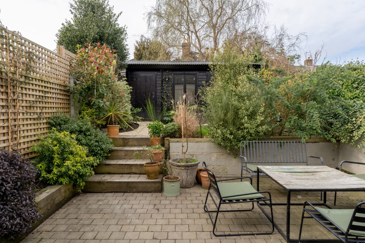 A Kitchen with Terracotta Tiles in a Renovated English Home 23 split level garden A Kitchen with Terracotta Tiles in a Renovated English Home