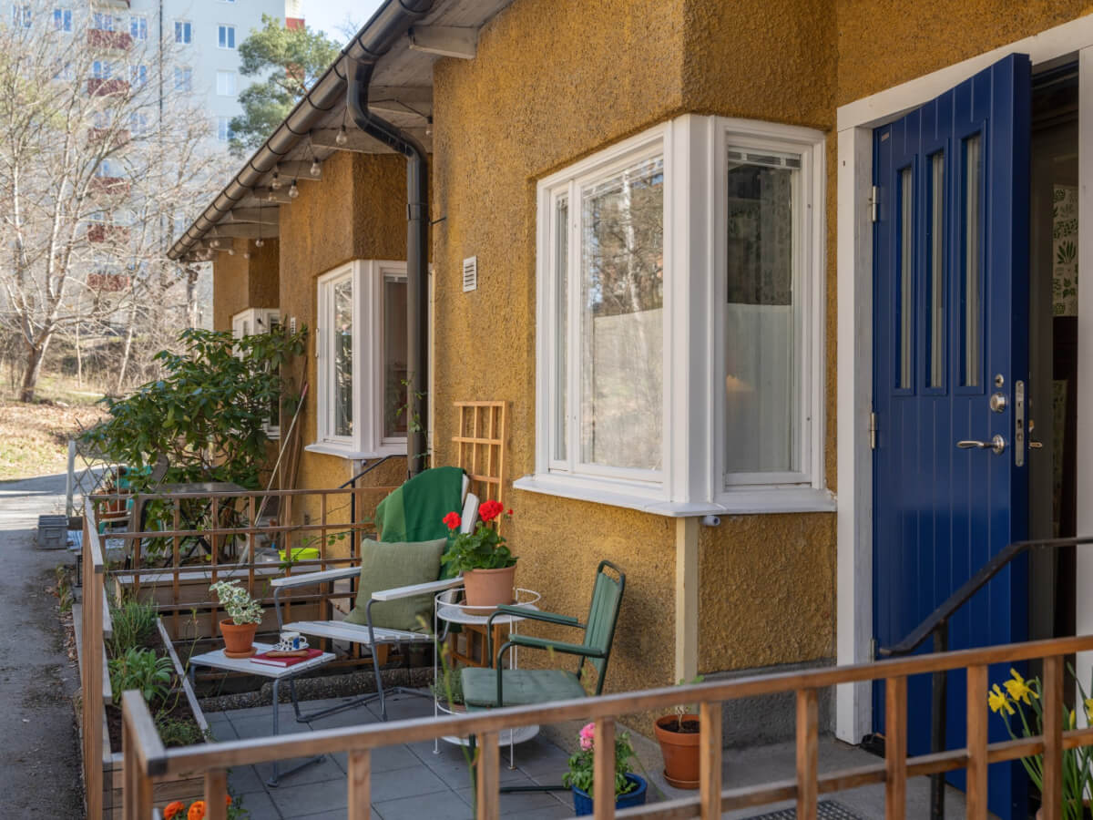 terrace 1 A Tiny Apartment Filled with Books and a Midcentury-Style Kitchen