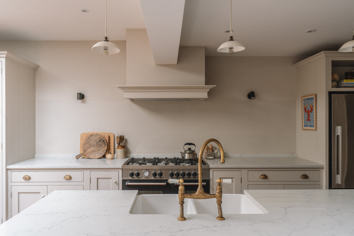 A Kitchen with Terracotta Tiles in a Renovated English Home 10 white kitchen brass fittings