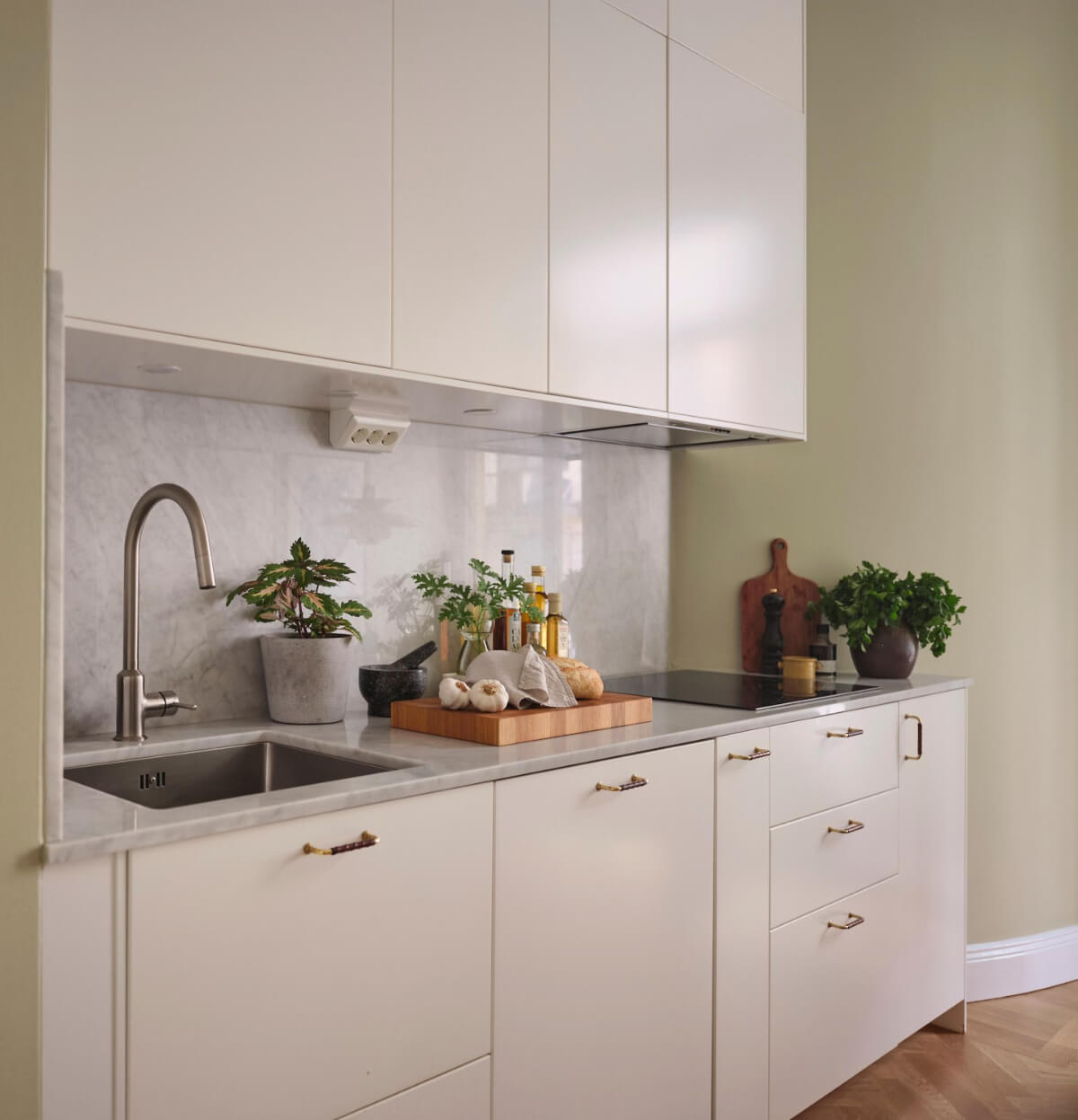 Classic Elements and Light Rooms in a Lovely Family Apartment 17 white kitchen marble countertop