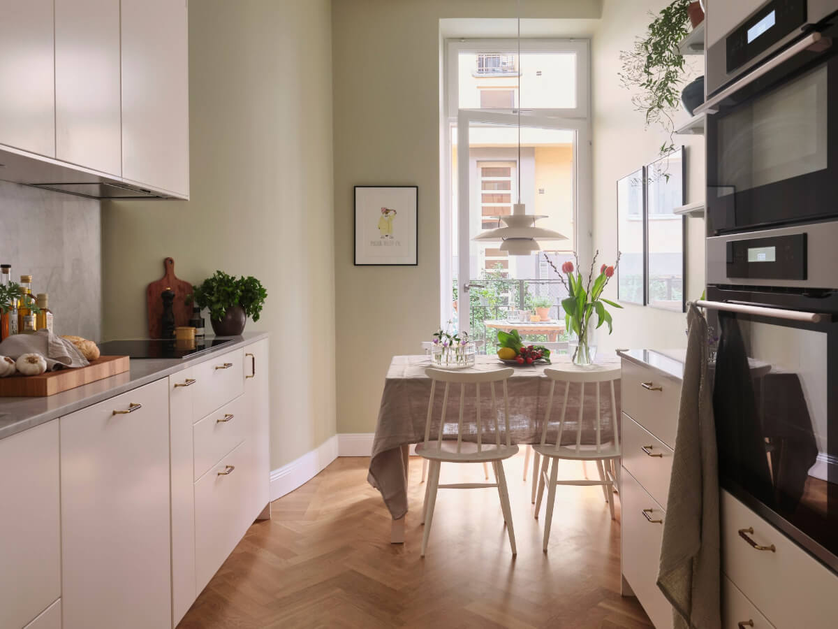 Classic Elements and Light Rooms in a Lovely Family Apartment 18 white kitchen rounded wall