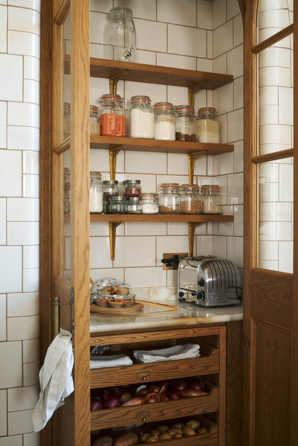 A North Downs Home with Four Magnificent Rooms Designed by deVOL 5 9.TheHaberdashersKitchen deVOL LOW RES A North Downs Home with Four Magnificent Rooms Designed by deVOL