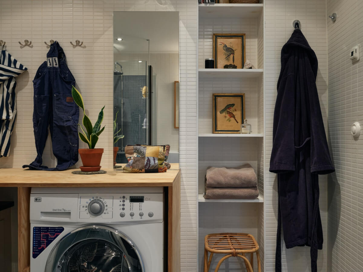 An Art Nouveau Apartment with a Deep Green Kitchen 22 bathroom niches