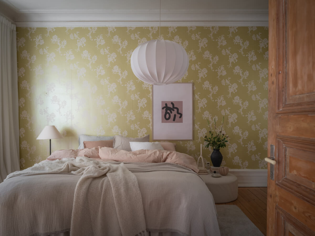 A Historic Apartment with Classic Wallpapers and Contemporary Furniture 7 bedroom gold wallpaper