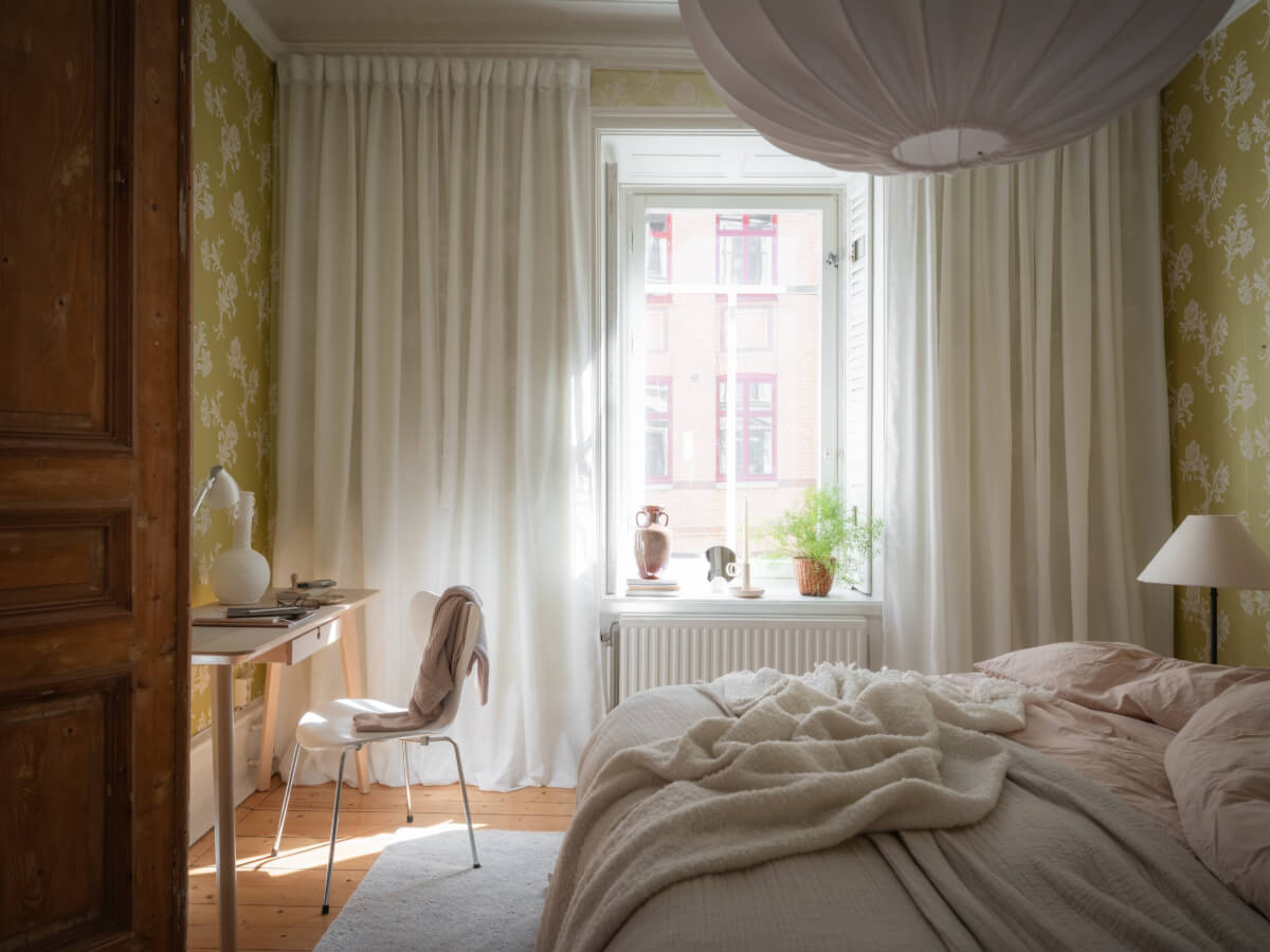 A Historic Apartment with Classic Wallpapers and Contemporary Furniture 9 bedroom window