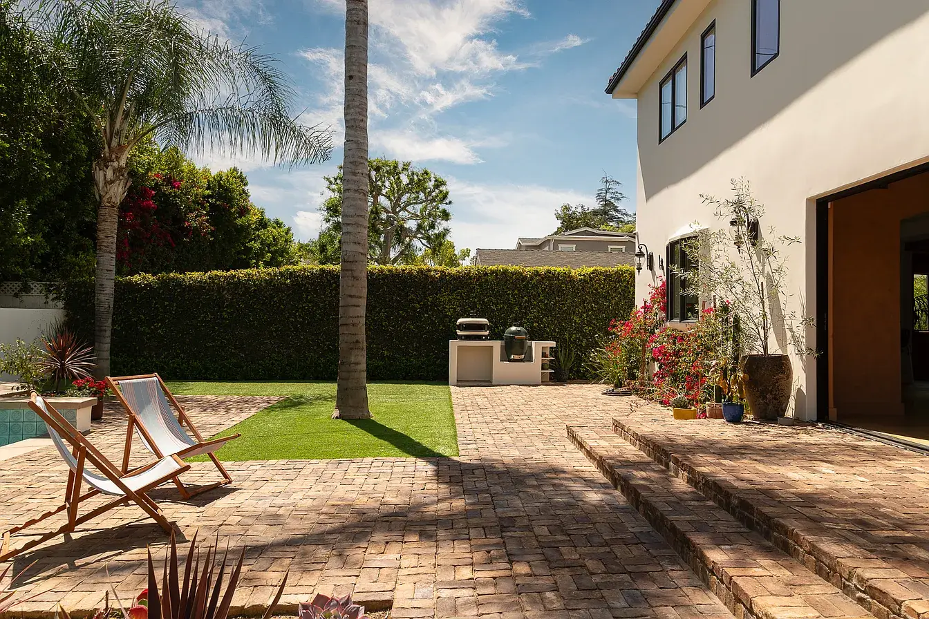 A Creative Sanctuary in Sherman Oaks Designed by Mendy Cheng 31 brick paved garden terrace A Creative Sanctuary in Sherman Oaks Designed by Mendy Cheng