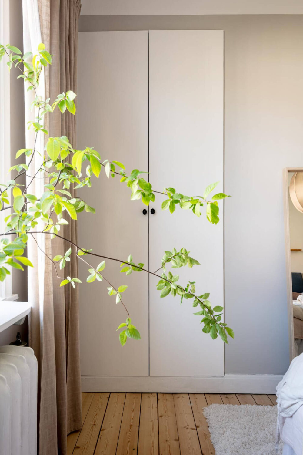 A Cozy Swedish Apartment with a Walk-In Pantry in the Sage Green Kitchen 22 built-in wardrobes