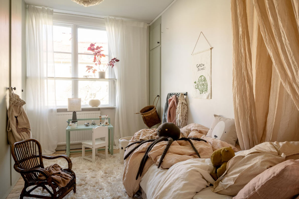 A Cozy Swedish Apartment with a Walk-In Pantry in the Sage Green Kitchen 28 childrens room built-in wardrobes large window