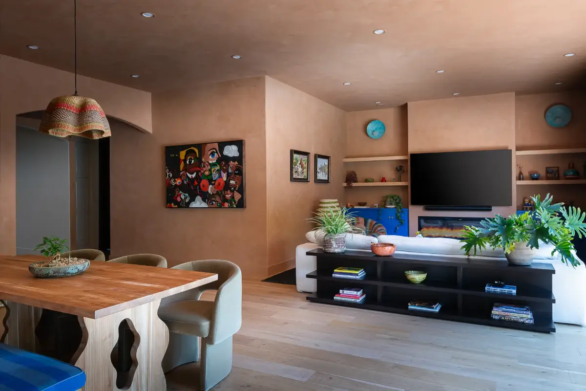 A Creative Sanctuary in Sherman Oaks Designed by Mendy Cheng 5 earthy colored plaster walls living room