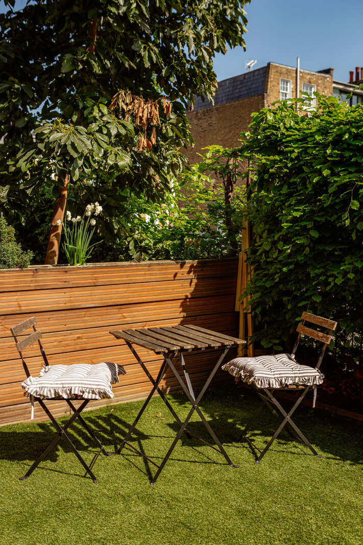 An Open-Plan Living Space and Colorful Bedrooms in a London Duplex 24 front garden