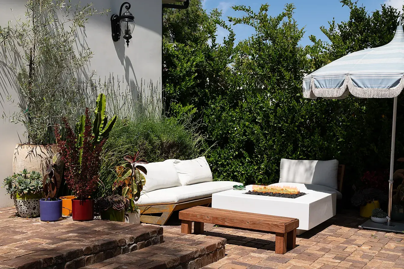 A Creative Sanctuary in Sherman Oaks Designed by Mendy Cheng 33 garden seating A Creative Sanctuary in Sherman Oaks Designed by Mendy Cheng