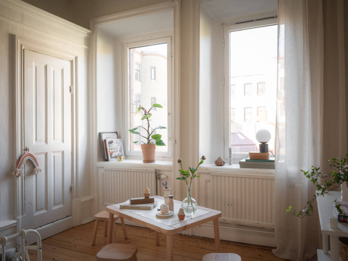 A Historic Apartment with Classic Wallpapers and Contemporary Furniture 14 kids bedroom large windows