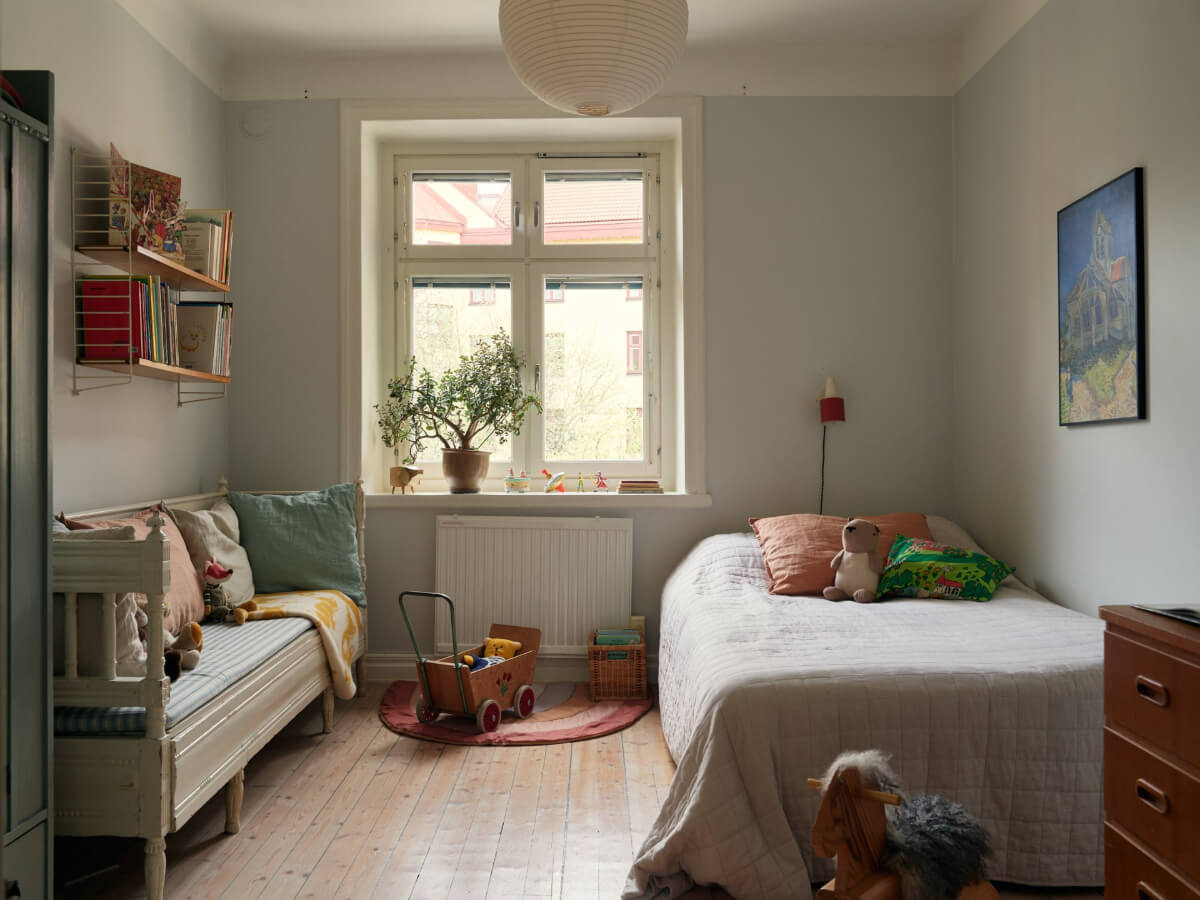 An Art Nouveau Apartment with a Deep Green Kitchen 20 kids bedroom with vintage wooden bench