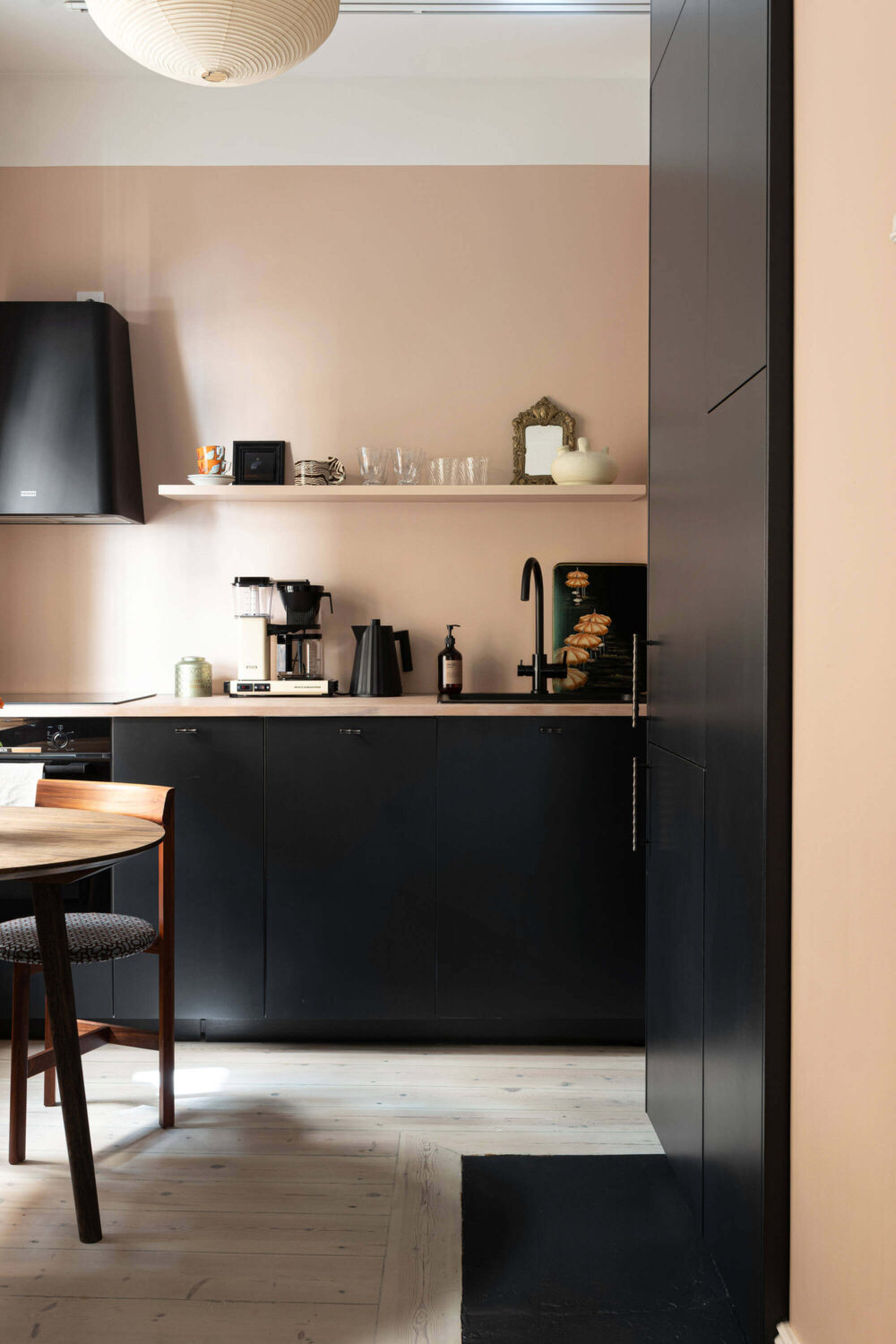 A Pink Studio Apartment with a Modern Black Kitchen 12 kitchen modern black cabinets pink walls A Pink Studio Apartment with a Modern Black Kitchen