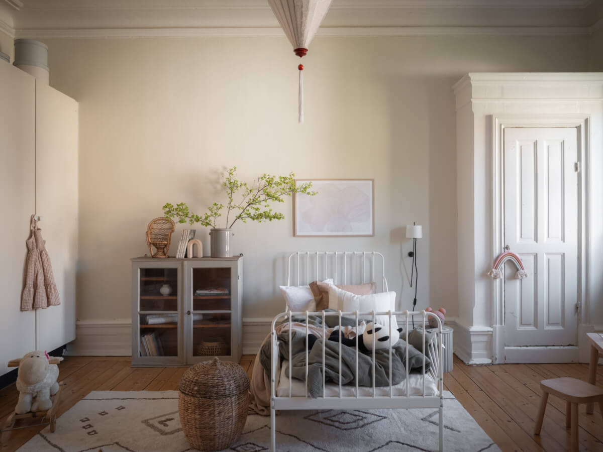 A Historic Apartment with Classic Wallpapers and Contemporary Furniture 15 large kids bedroom built in closet