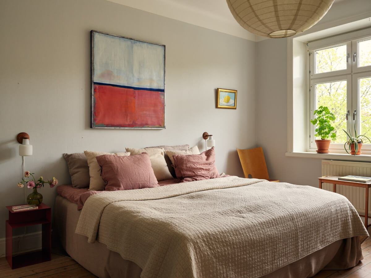 An Art Nouveau Apartment with a Deep Green Kitchen 14 light gray walls bedroom